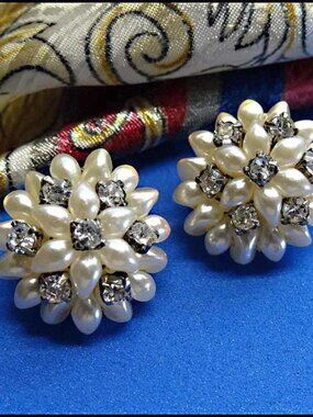 1950s Pearl Flowers Crystal Rhinestone Vintage Clip Earrings